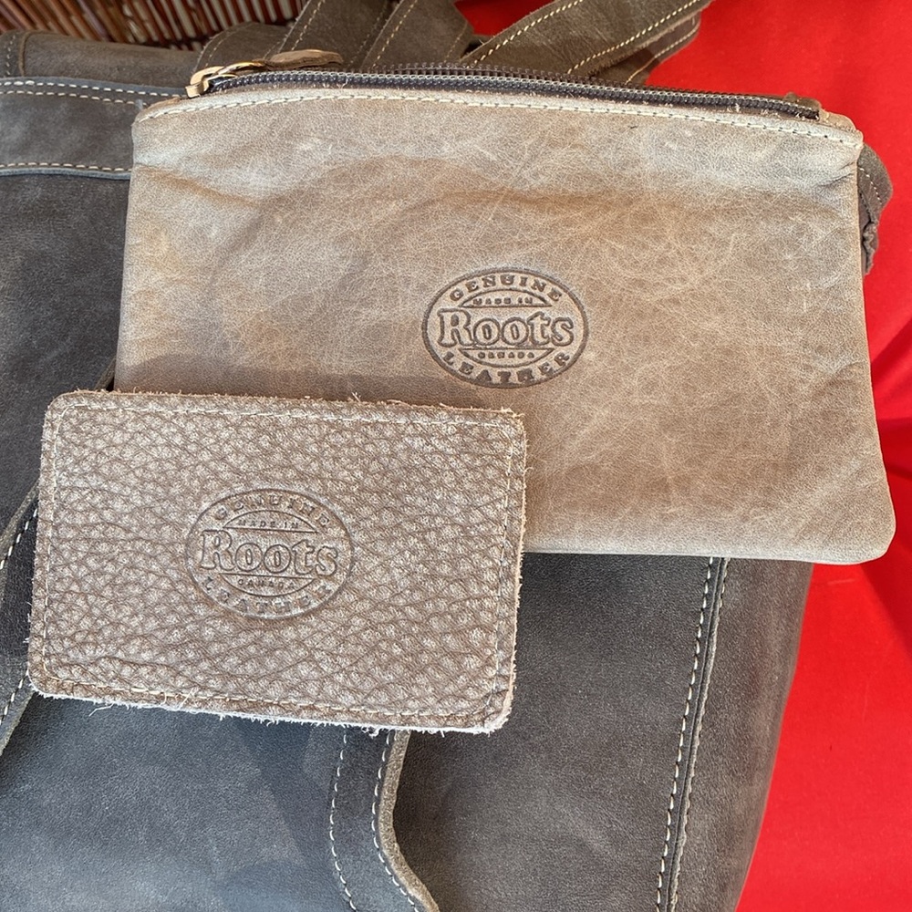 Leather ROOTS backpack w/pouch - Picture 8 of 12